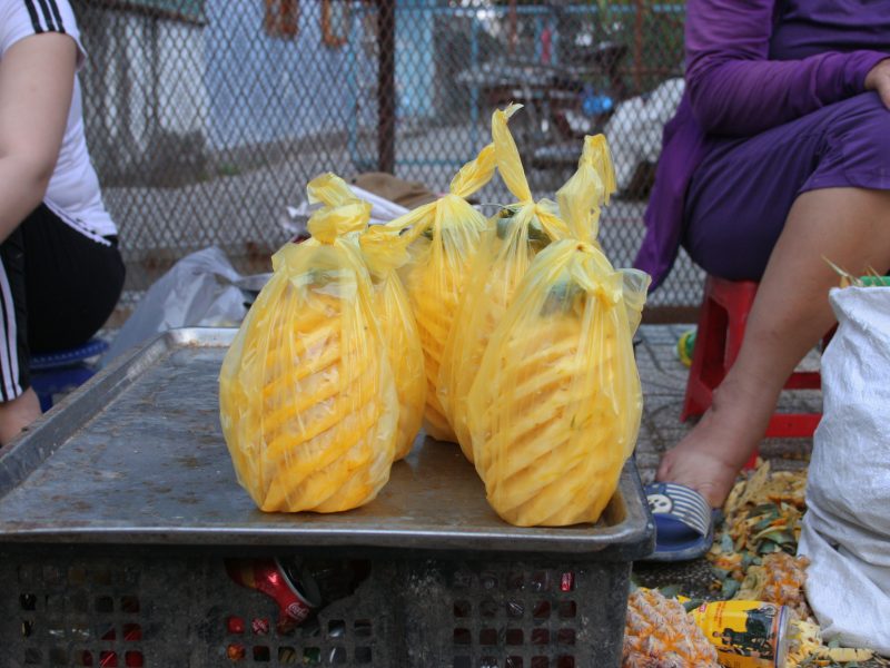 Ananas in Plastik querformat.klein